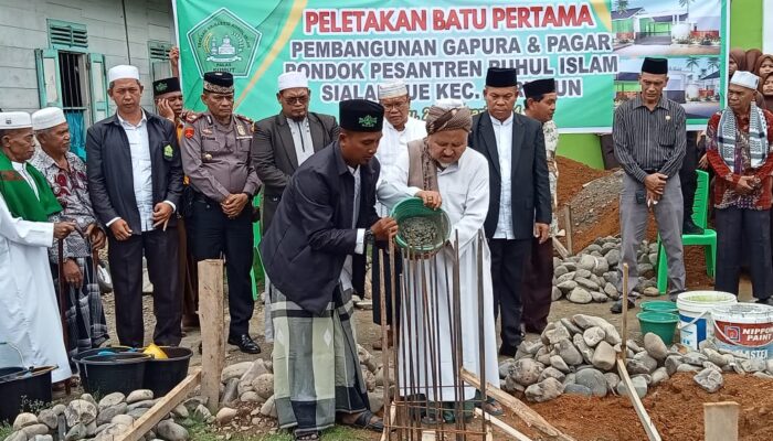 Abdul Manan Apresiasi Pembangunan Gapura Dan Pagar Ponpes Ruhul Islam Sialambue