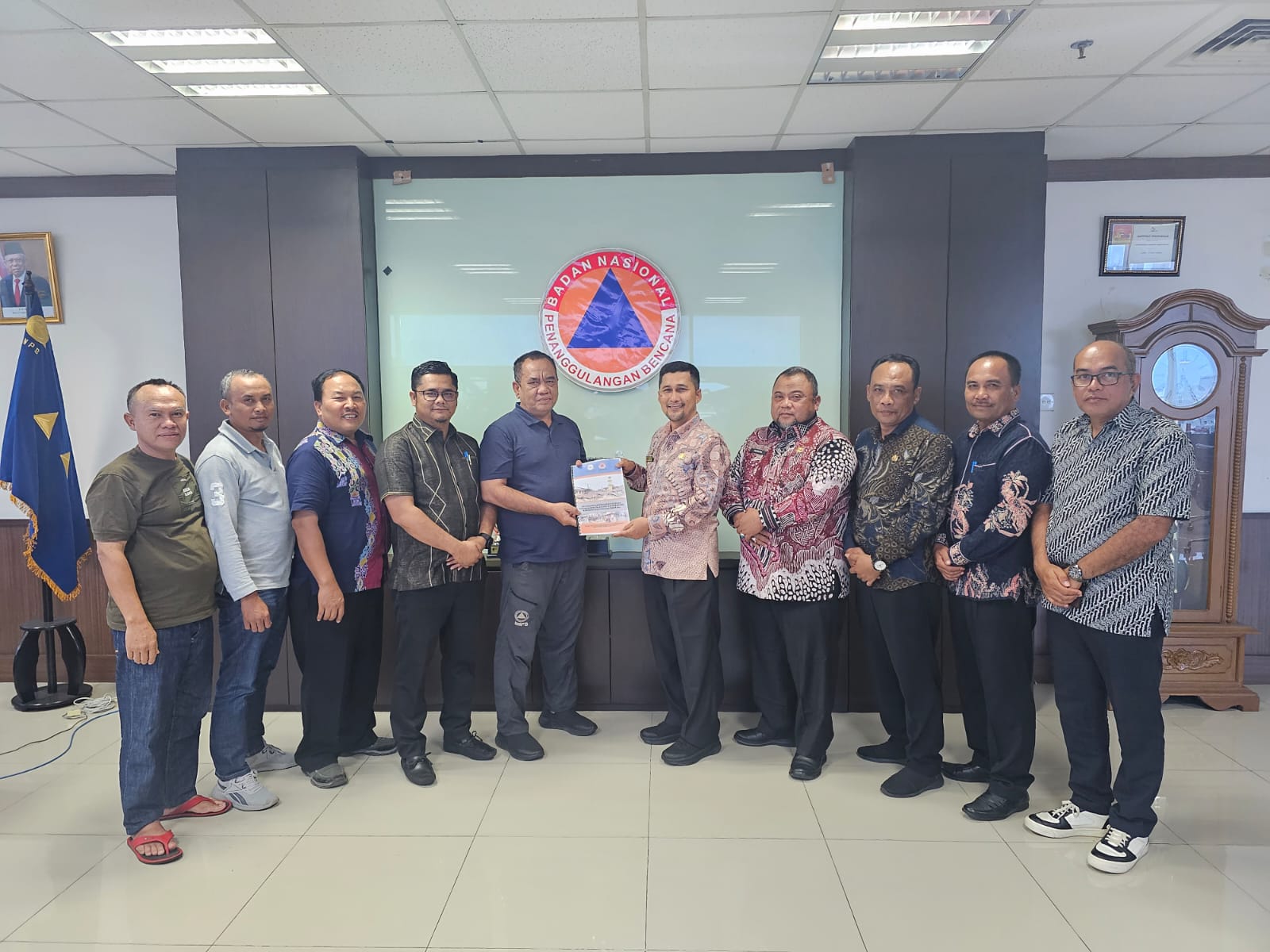 Penjabat Bupati Aceh Tenggara Drs. Syakir. M.Si menyerahkan proposal usulan bantuan stimulan perbaikan rumah terdampak banjir dan bajir bandang kepada Deputi Rehabilitasi dan Rekonstruksi, Jarwansyah di kantor Badan Nasional Penanggulangan Bencana (BNPB) Republik Indonesia di Jakarta. Waspada/Ist