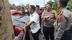Kapolres Simalungun AKBP Choky Sentosa Meliala memimpin evakuasi korban kecelakaan maut di jalan umum P.Siantar - Raya, Rabu (24/1) siang.(Waspada/ist).
