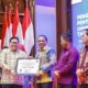 Tampak dalam gambar Sekdako Sabang, Andri Nourman menerima penghargaan dari Ketua Ombusdman RI, Mokhammad Najih. (Waspada/ist.)