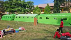 Petugas Dinsos Aceh Besar mendirikan tenda induk darurat di lokasi kebakaran, sebagai lokasi alternatif untuk santri Dayah Babul Maghfirah Cot Keueng, Kecamatan Kuta Baro, Kabupaten Aceh Besar, Kamis (25/1) siang. (Waspada/Ist)