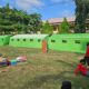 Petugas Dinsos Aceh Besar mendirikan tenda induk darurat di lokasi kebakaran, sebagai lokasi alternatif untuk santri Dayah Babul Maghfirah Cot Keueng, Kecamatan Kuta Baro, Kabupaten Aceh Besar, Kamis (25/1) siang. (Waspada/Ist)
