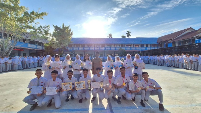 Kepala SMA Negeri 3 Langsa, Rusli, SAg saat menyerahkan piala dan sertifikat kepada siswa yang berhasil mendulang prestasi gemilang di berbagai even selama Desember 2023 pada upacara di sekolah setempat, Senin (8/1). Waspada/dede