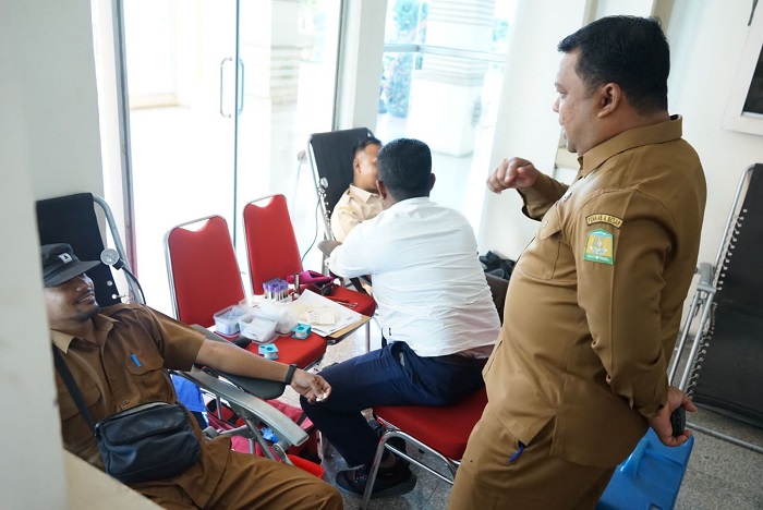 Sekdakab Aceh Besar, Drs. Sulaimi, M.Si, memantau aksi donor darah di Komplek Kantor Bupati Aceh Besar, Kota Jantho, Senin (8/1). (Waspada/Zafrullah)