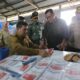 PJ Wali Kota Lhokseumawe A. Hanan bersama Sekretaris Kota T Adnan SE, Kapolres Lhokseumawe AKBP Henki Ismanto, Dandim Letkol Kav Makhyar, S.TM.M. ST, serta para pengawas pemilihan, Senin (8/1), meninjau proses penyortiran dan pelipatan surat suara di Gudang Logistik Komisi Independen Pemilihan (KIP) Kota Lhokseumawe. Waspada/Zainuddin. Abdullah