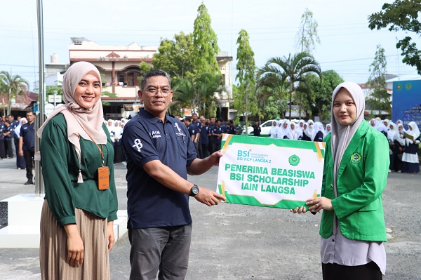 Rektor IAIN Langsa, Prof. Dr. Ismail Fahmi Arrauf Nasution, MA menyerahkan beasiswa Bank Syariah Indonesia kepada mahasiswa pada momentum HAB ke-78 Kementerian Agama Republik Indonesia (Kemenag RI) tahun 2024, Rabu (3/1). Waspada/dede