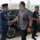 Kepala BPJamsostek Cabang Padangsidimpuan Eris Aprianto menyambut kedatangan Pj.Wali Kota Padangsidimpuan Dr.H . Letnan Dalimunthe, M.Kes untuk menghadiri rapat Monev di Kantor BPJamsostek Padangsidimpuan, Kamis (25/1). Waspada/ist