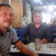 Agus Salim, Ketua BRA Aceh Tamiang bersama Sekretaris Partai Aceh, Tgk Ilyas saat memberikan keterangan terkait pengelolaan sumur minyak oleh BUMD Aceh Tamiang, Senin (8/1). (Waspada/Yusri).