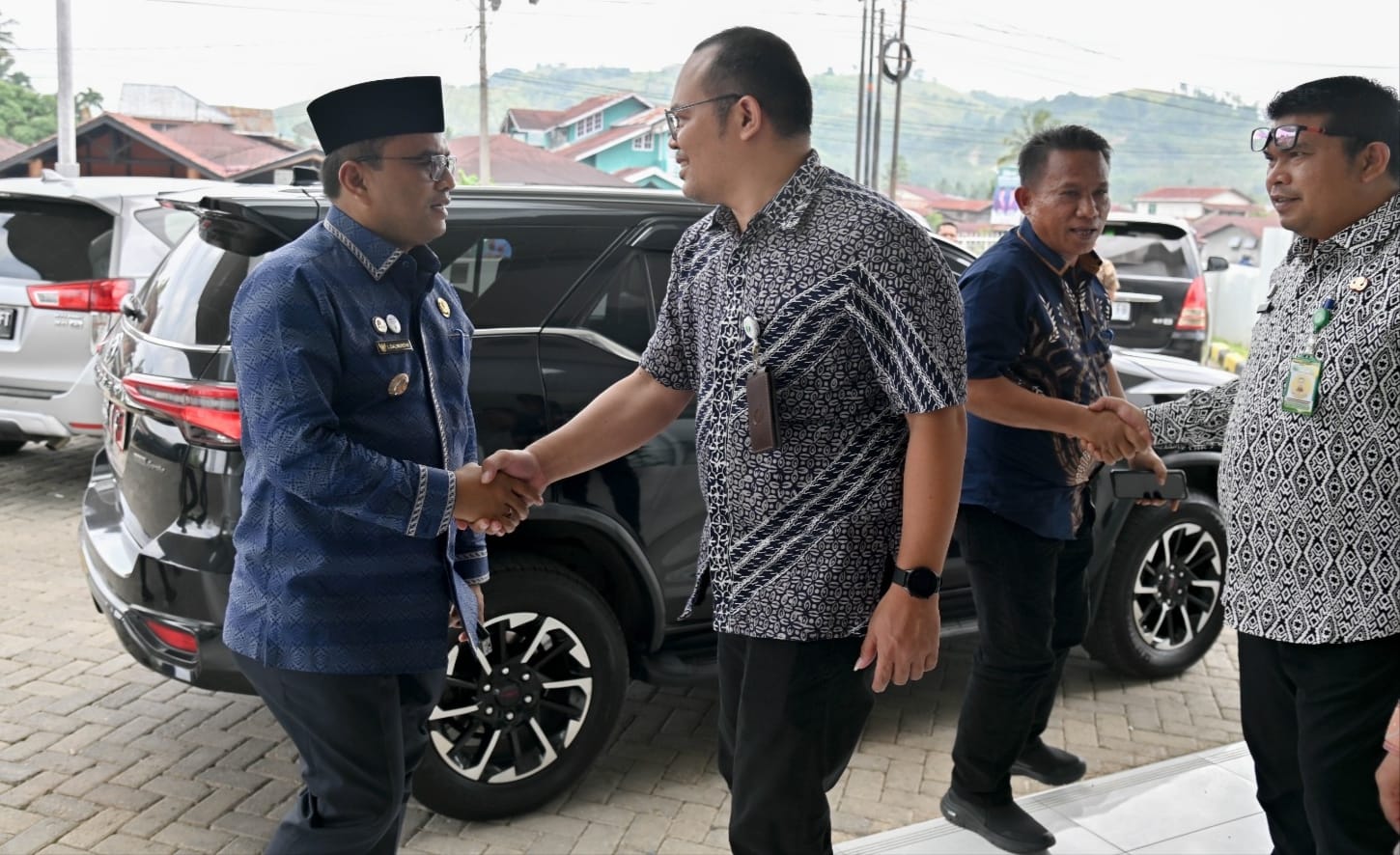 Kepala BPJamsostek Cabang Padangsidimpuan Eris Aprianto menyambut kedatangan Pj.Wali Kota Padangsidimpuan Dr.H . Letnan Dalimunthe, M.Kes untuk menghadiri rapat Monev di Kantor BPJamsostek Padangsidimpuan, Kamis (25/1). Waspada/ist