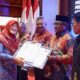 Ombudsman RI, saat menyerahkan penganugerahaan predikat kepatuhan penyelenggaraan pelayanan Publik (Opini Pengawasan Penyelenggaraan Pelayanan Publik Tahun 2023) Zona Hijau Kualitas Tinggi dengan nilai 80,69 kepada Sekdakot Langsa, Said Mahdum, di Anjong Mon Mata, Banda Aceh, (25/1).Waspada/Ist