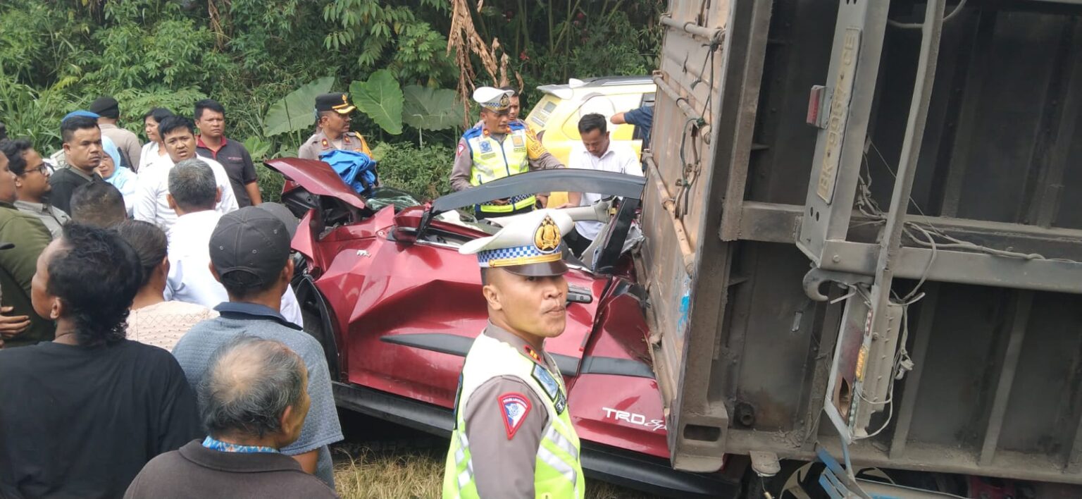 Kondisi Toyota Rush warna merah BK 1391 WZ ringsek berat setelah ditabrak dan ditimpa truk box Mitsubishi Fuso BK 9957 CE, 5 penumpangnya tewas di TKP, Rabu (24/1) siang.(Waspada/ist)