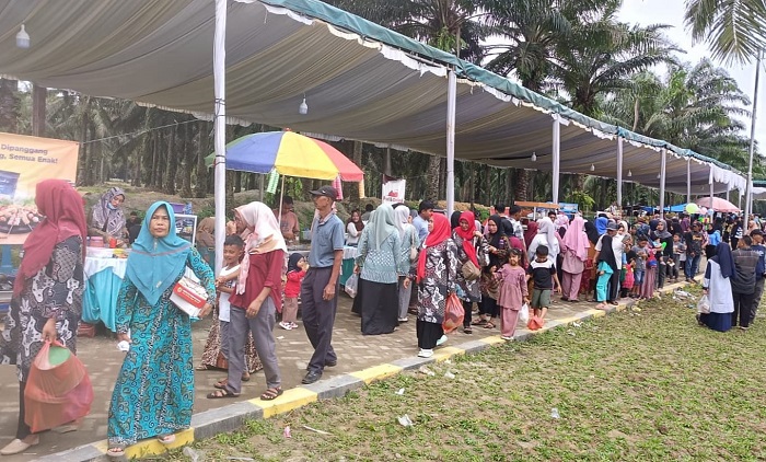 Pengunjung tampak memadati Bazar UKM di pusat semarak gebyar hari jadi ke-20 Kab.Sergai tahun 2024 di Alun-alun Sergai Desa Firdaus Kec.Sei Rampah, Minggu (7/1)kemarin sore. (Waspada/Edi Saputra).