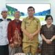 Bupati Simalungun, Radiapoh Hasiholan Sinaga dan istri saat menerima rombongan Ketua MUI Simalungun di rumab kediaman bupati di Jln. Surung Dayung, Nagori Pematang Simalungun, Senin (8/1).(Waspada/ist).