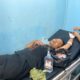 PEMILIK kebun yang menjadi korban aksi pembacokan maling sawit mendapat perawatan di klinik. Waspada/Ist