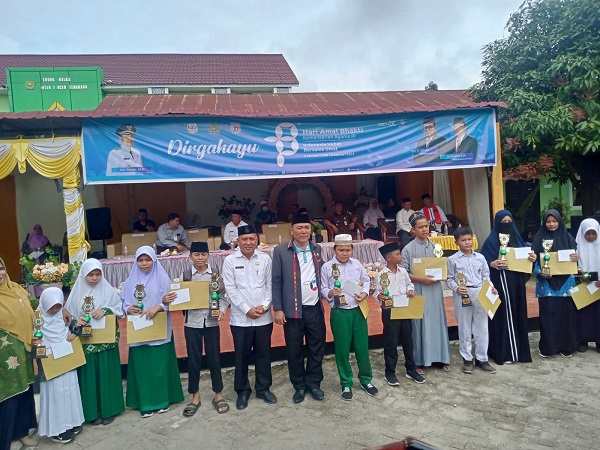 Seusai penyerahan piala untuk guru yang teladan dan penghargaan kepada murid yang berprestasi di lingkungan Kemenag Aceh Tenggara, Asisten III Sekdakab Jamanuddin foto bersama. Waspada/Seh Muhammad Amin