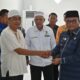 Pj. Wali Kota Padangsidimpuan Dr. H. Letnan Dalimunthe, M.Kes menyerahkan bantuan ZIS yang disalurkan Baznas kepada salah seorang mustahik, Kamis (25/1) . Waspada/ist.