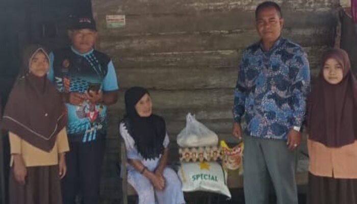 Jumat Berkah, SDN Karanganyar Bantu Sembako Warga Kurang Mampu 
