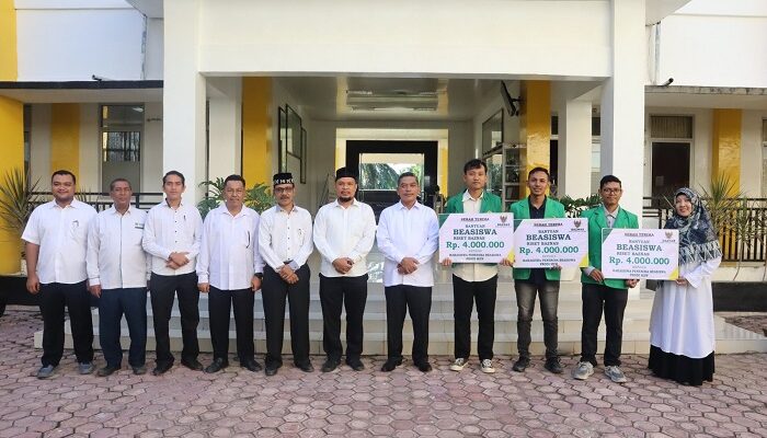 Rektor IAIN Langsa Serahkan Beasiswa Dan Penghargaan Mahasiswa Berprestasi