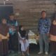 Guru dan siswa-siswi SDN Karanganyar menyerahkan bantuan Sembako kepada warga kurang mampu, Jumat (26/1).(Waspada/Ist)