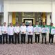 Rektor IAIN Langsa Prof Ismail Fahmi Arrauf Nasution dan Dekan FEBI IAIN Langsa foto bersama dengan para dosen dan para mahasiswa berpretasi. (Waspada/Ibnu Sa'dan)