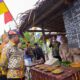 Bupati Sergai Darma Wijaya dan Wabup Adlin Tambunan didampingi Camat Perbaungan Fahmi, Kepala Desa Lubuk Cemara Rahmadsyah saat peresmian Pasar Saranjana,di Desa Lubuk Cemara Kec.Perbaungan Kab.Sergai, Minggu (7/1) kemarin. (Waspada/Ist)