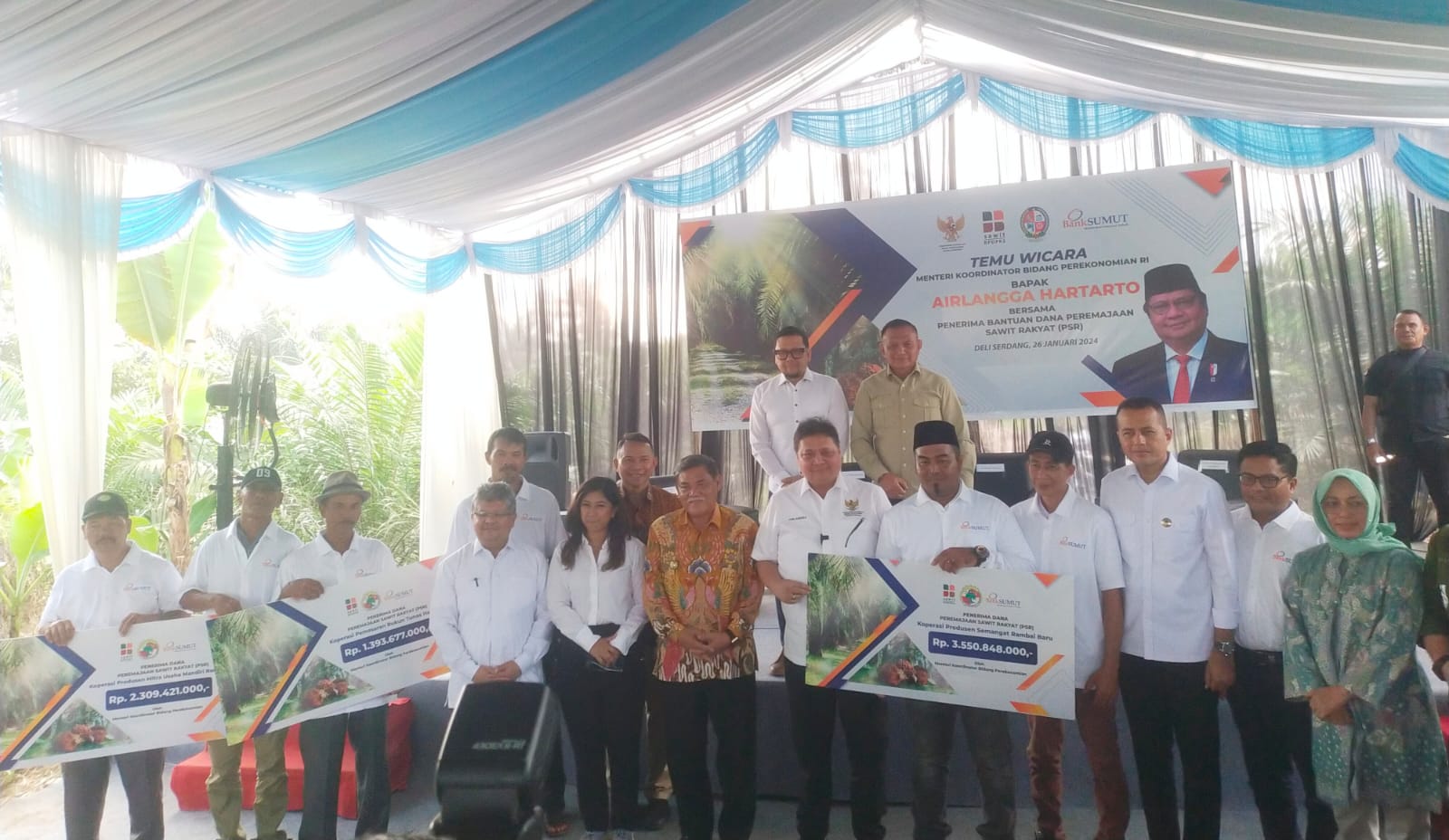 Menko Bidang Perekonomian RI, Airlangga Hartarto, Bupati Deliserdang HM Ali Yusuf Siregar dan lainnya saat berfoto bersama. (Waspada/Edward Limbong)