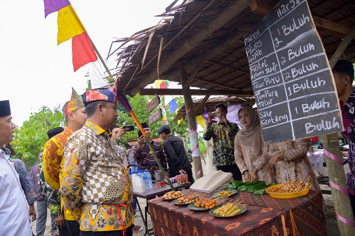 Bupati Sergai Darma Wijaya dan Wabup Adlin Tambunan didampingi Camat Perbaungan Fahmi, Kepala Desa Lubuk Cemara Rahmadsyah saat peresmian Pasar Saranjana,di Desa Lubuk Cemara Kec.Perbaungan Kab.Sergai, Minggu (7/1) kemarin. (Waspada/Ist)