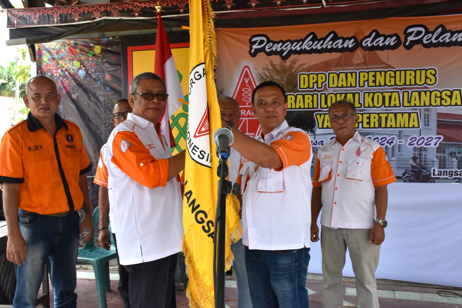 Ketua Pengurus ORARI Daerah Aceh Amri Pradana, saat melantik Wahid Pasha callsign YD6DPO sebagai Ketua Pengurus ORARI Lokal Kota Langsa periode 2024-2027, di Cafe Stroom Langsa, Sabtu (27/1).Waspada/Rapian