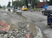 Tanpa Ada Drainase, Jalan Pelabuhan Raya Belawan Rusak Parah