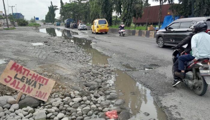 Tanpa Ada Drainase, Jalan Pelabuhan Raya Belawan Rusak Parah