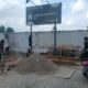 SEJUMLAH pekerja tampak bekerja membangun dinding baru di depan obyek sengketa, yakni fasilitas umum (fasum) di perumahan warga di Jalan Brigjen Zein Hamid, Lingkungan VII, Kelurahan Titi Kuning, Kecamatan Medan Johor, Sabtu (13/). Waspada/Ist