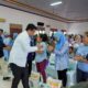 WALI Kota Medan Bobby Nasution menyerahkan Bantuan Pangan Cadangan Beras Pemerintah (BP-CBP) kepada masyarakat di Gedung Badan Musyawarah Masyarakat Minang, Jalan IAIN Sutomo Ujung, Kecamatan Medan Timur, Rabu (24/1) sore. Waspada/ist