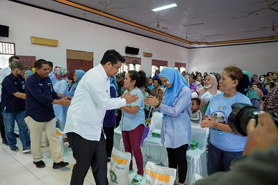 WALI Kota Medan Bobby Nasution menyerahkan Bantuan Pangan Cadangan Beras Pemerintah (BP-CBP) kepada masyarakat di Gedung Badan Musyawarah Masyarakat Minang, Jalan IAIN Sutomo Ujung, Kecamatan Medan Timur, Rabu (24/1) sore. Waspada/ist