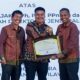 TENGKU Rinel, SEVP Business Support PT Perkebunan Nusantara IV Regional 1, menerima penghargaan di Hotel JW Marriot, Jalan Putri Hijau Medan, Senin (22/1). Waspada/Ist