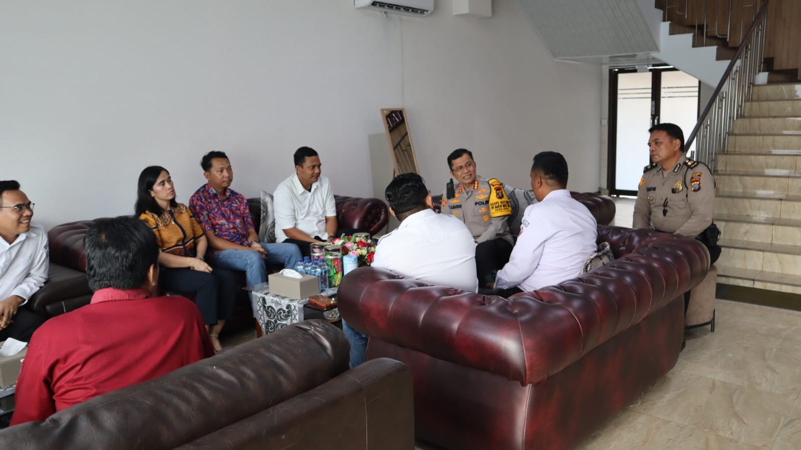 KAPOLRESTABES Medan Kombes Pol TJS Marbun terima audiensi Komisioner Bawaslu Medan dan Bawaslu Deliserdang, Jumat (12/1) di ruang lobi Mapolrestabes Medan. Waspada/Ist