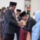 WALI Kota Medan Bobby Nasution menyampaikan ucapan selamat kepada salah seorang pejabat usai melantik dan mengambil sumpah empat Pimpinan Tinggi Pratama, Rabu (24/1) di Ruang Rapat III Kantor Wali Kota Medan. Waspada/Ist