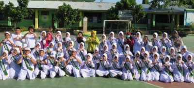 KEPALA MTsN 2 Medan Dra. Pesta Berampu, MA bersama siswa yang dilantik jadi Kader Kesehatan/Dokter Remaja. Waspada/ist