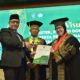 REKTOR UISU Prof. Dr. Safrida, SE, M.Si bersalaman Ketua Umum Pengurus Yayasan UISU Ir. Indra Gunawan, MP usai dikukuhkan sebagai Guru Besar pada Wisuda UISU di Royal Ballroom Selecta Medan, Kamis (25/1). Waspada/Ist