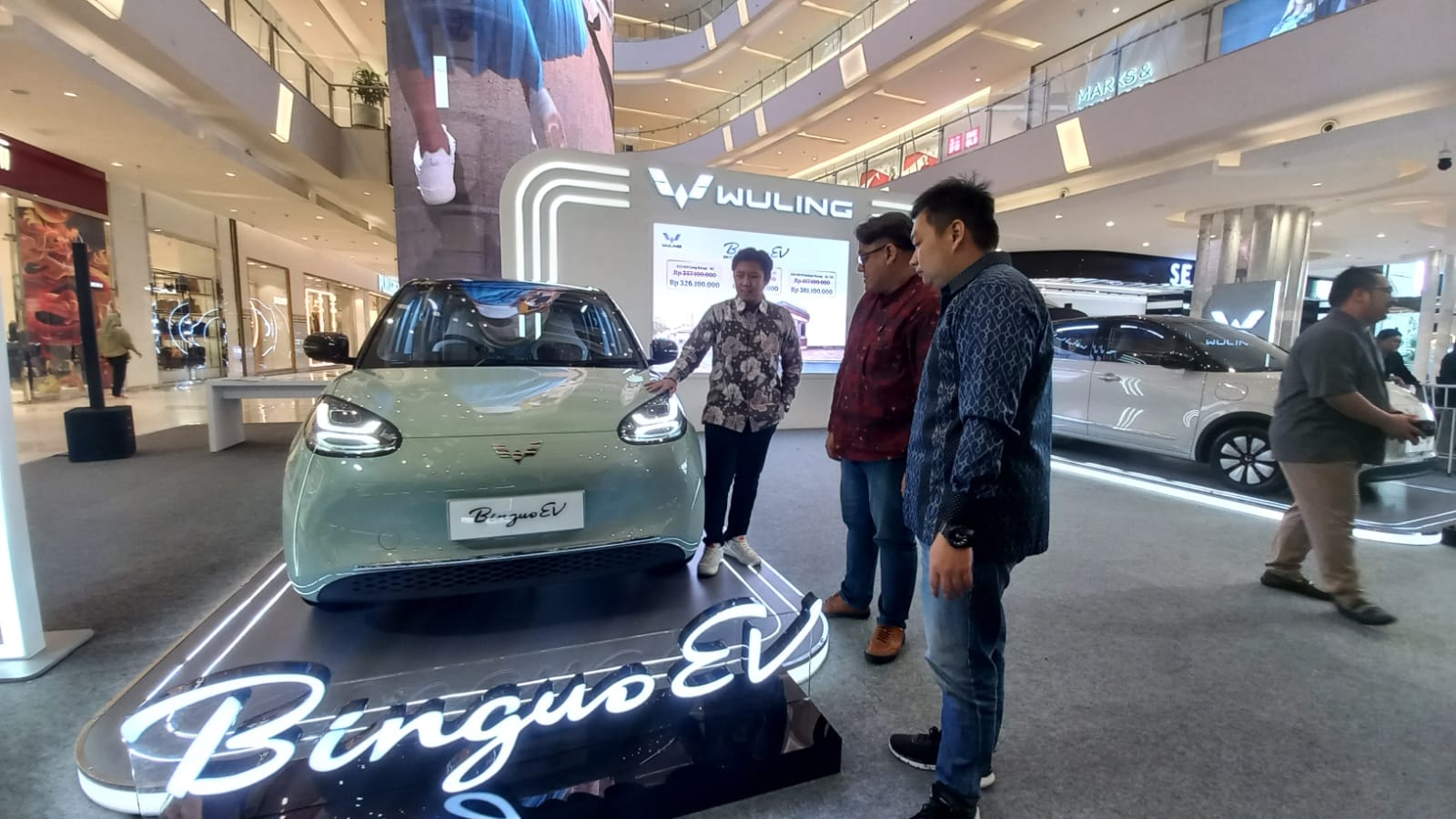 PAMERAN BinguoEV, Mobil Listrik Wuling di Delipark Mall Medan, Rabu (24/1). Waspada/Yuni Naibaho