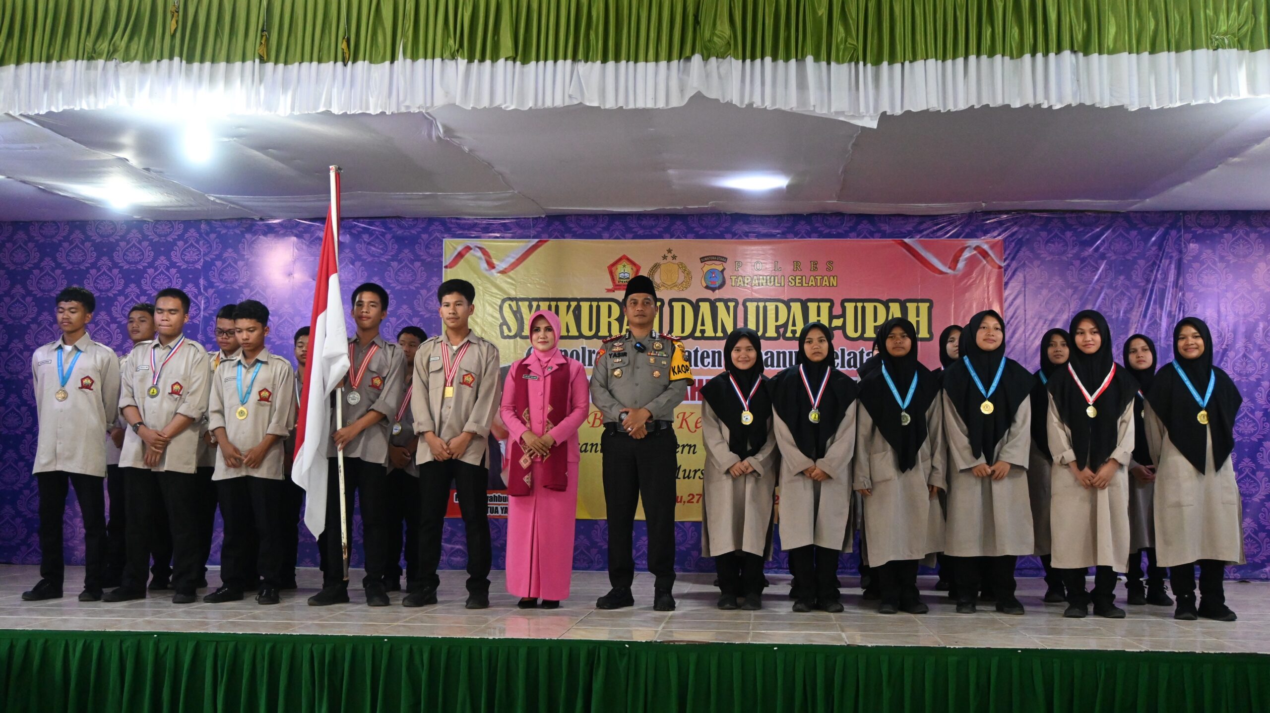 Kapolres Tapanuli Selatan bersama Tim olimpiade sains Pesantren Darul Mursyid. Waspada/Is