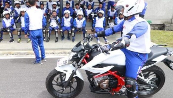 Posisi Kaki Ketika Berhenti Berkendara