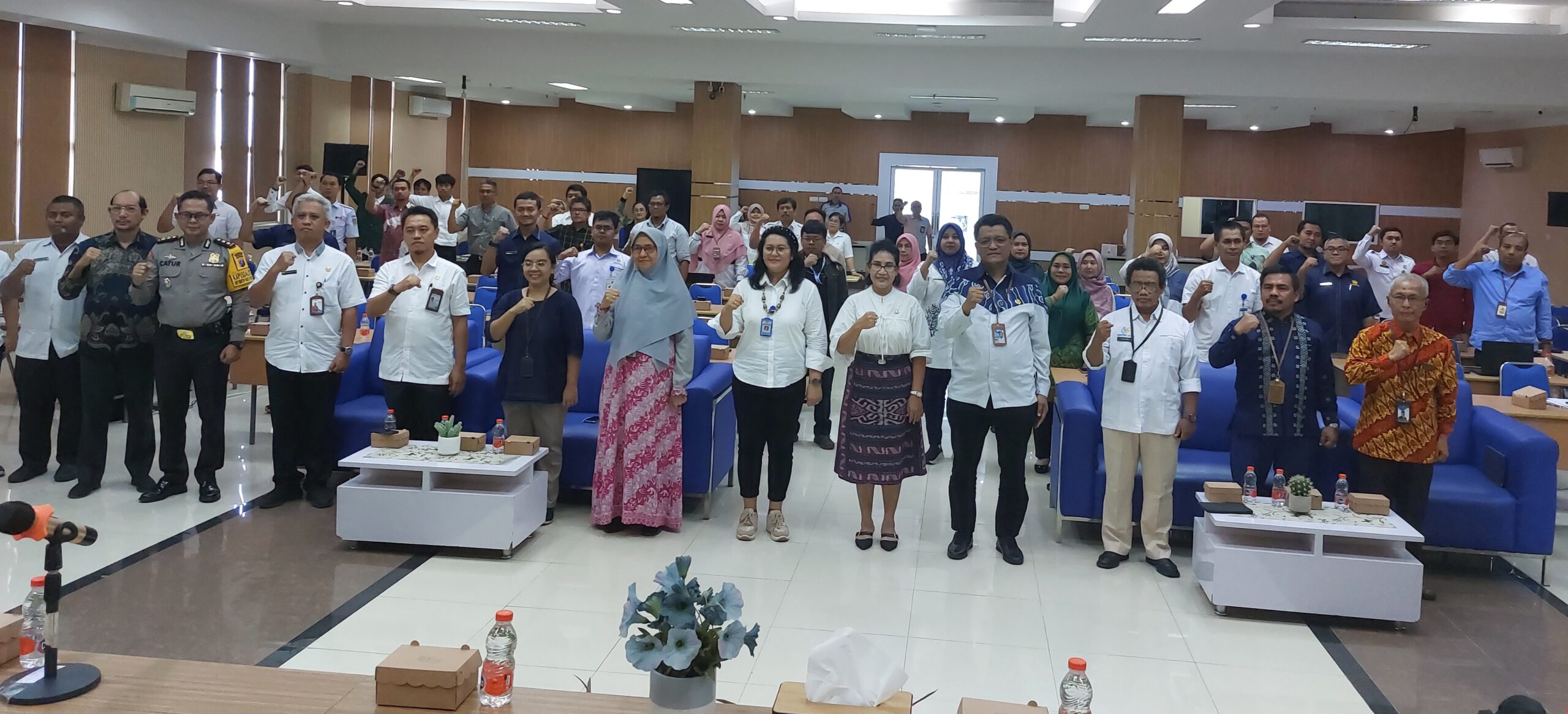 Kepala BPS Sumut, Nurul Hasanudin bersama perwakilan lintas sektoral di Sumatera Utara foto bersama di sela kegiatan FGD SUDA 2024 dan Standar Pelayanan Statistik Terpadu, di ruang Lt.5 Gedung BPS Sumut, Jl. Asrama Medan, Rabu (21/2/2024).