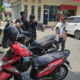 Beberapa kendaraan sepedamotor yang mengalami mogok setelah mengisi BBM di SPBU Nomor 14.203.180, Jln. Pertahanan, Kecamatan Patumbak, Senin (26/2).