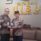 KETUA Umum Satupena Sumut Prof.Dr.Shafwan Hadi Umry menyerahkan Buku Serumpun Pantun Melayu edisi 2023 yang diterima Ketua Umum Yayasan UISU Ir.Indra Gunawan. Waspada/Ist