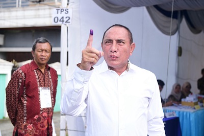 KETUA TPD AMIN Sumut Edy Rahmayadi, memperlihatkan jarinya, tanda telah memberikan hak pilihnya. Waspada/Ist.