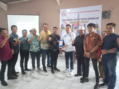 USAI menerima cenderamata, Hendrik H Sitompul diabadikan bersama jajaran Pengurus GP SIMBUR Kota Medan, di Bandar Kuphi Jalan Letda Sujono Medan Tembung, Sabtu (03/02/2024). Waspada/Ist