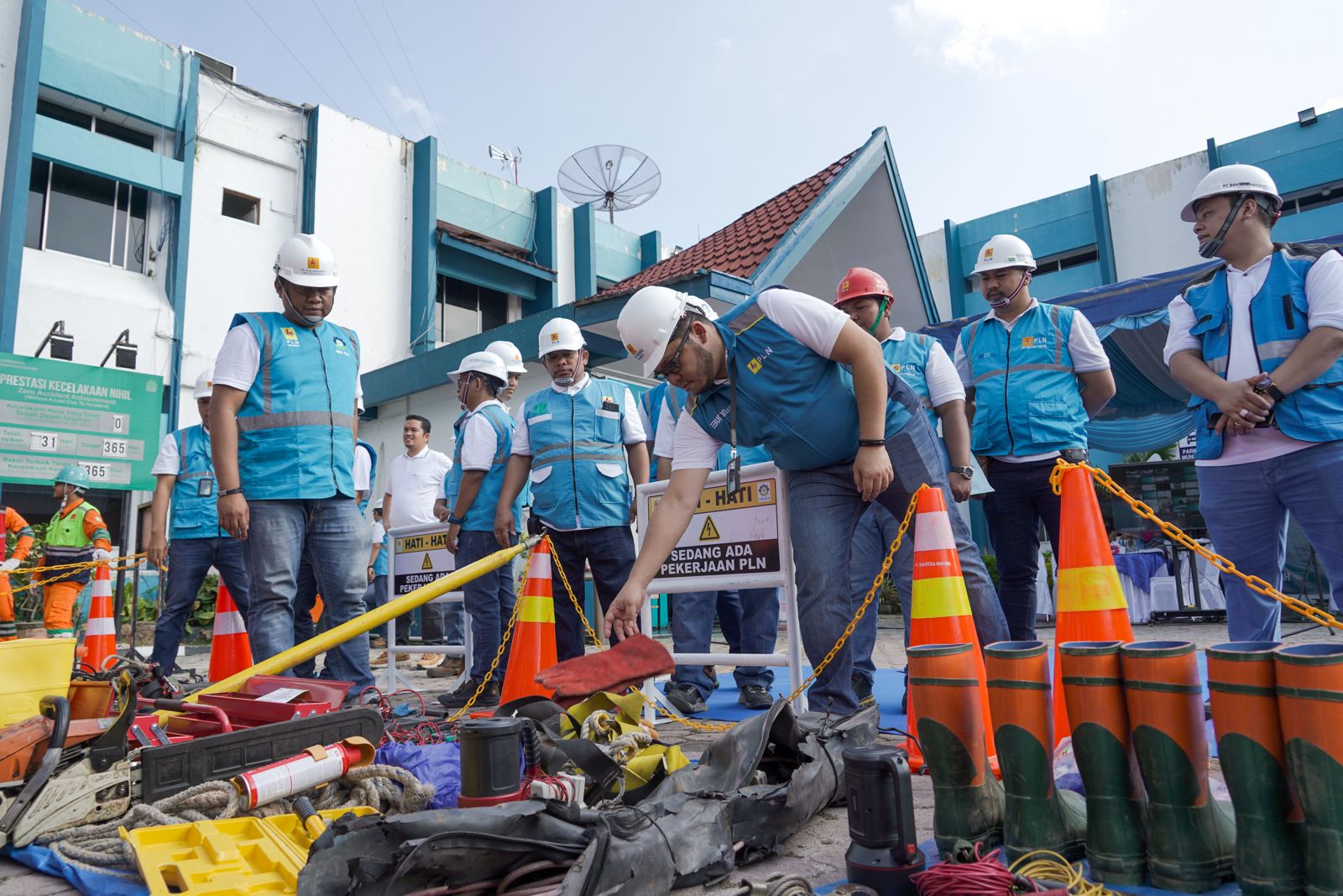 Senior Manager Distribusi Khairul Lingga memastikan kesiapan dan peralatan personil pada apel Inspection Day serentak, Jumat (2/2).