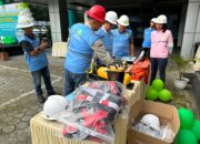 GM PLN UIP SBU Hening Kyat Pamungkas melakukan inspeksi peralatan kerja Alat Pelindung Diri (APD) yang menjadi kelengkapan penting dalam setiap kegiatan yang mengutamakan K3.
