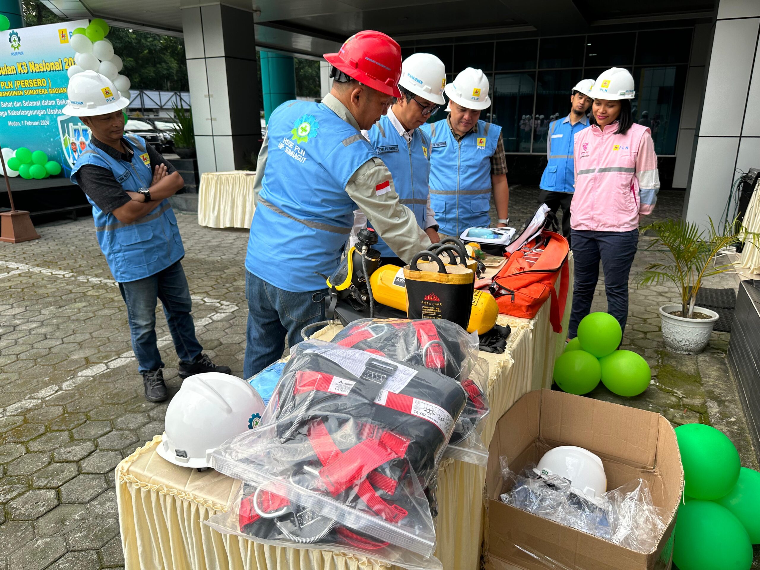 GM PLN UIP SBU Hening Kyat Pamungkas melakukan inspeksi peralatan kerja Alat Pelindung Diri (APD) yang menjadi kelengkapan penting dalam setiap kegiatan yang mengutamakan K3.