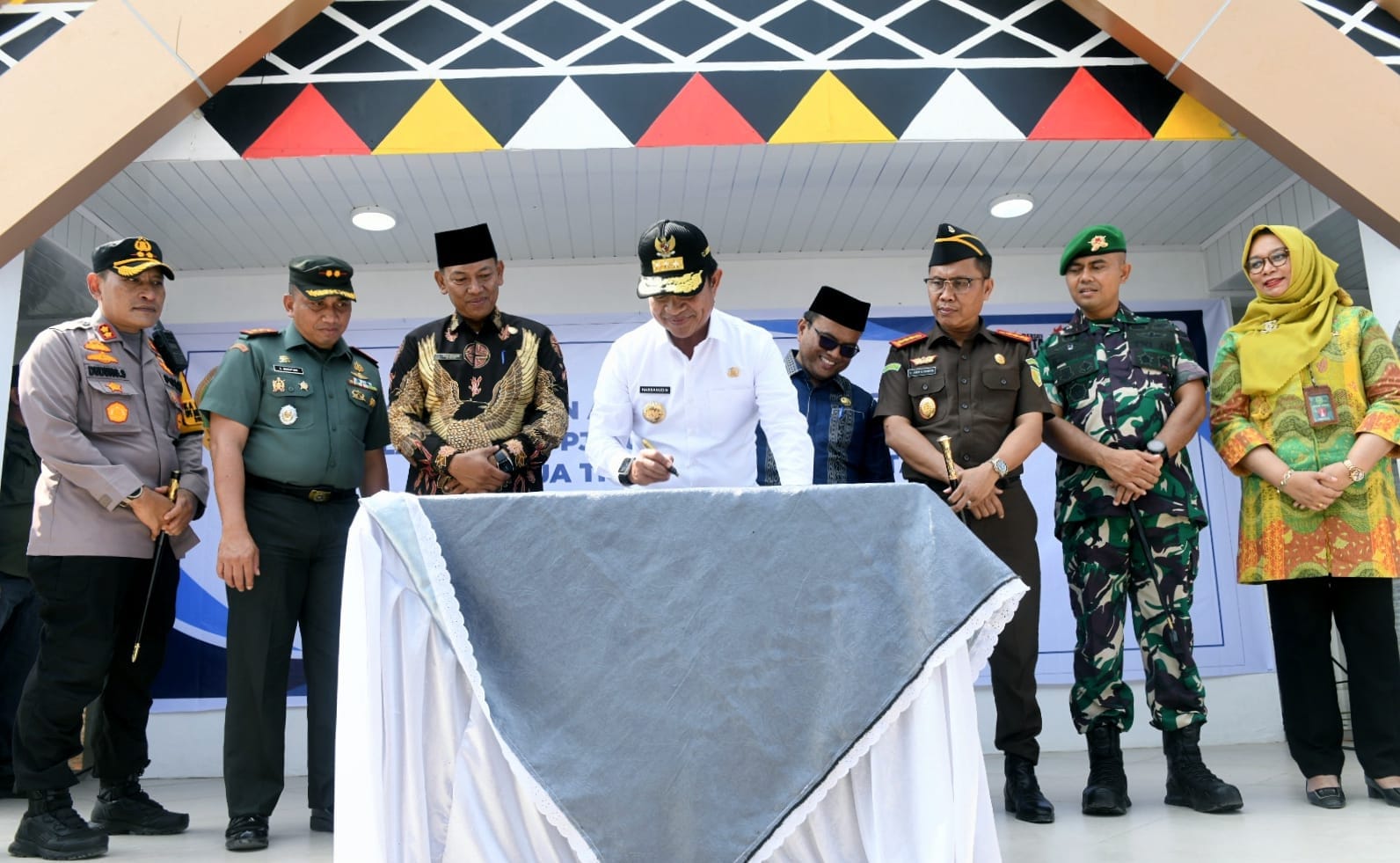 Pj.Gubsu Resmikan Alun-alun Padangsidimpuan